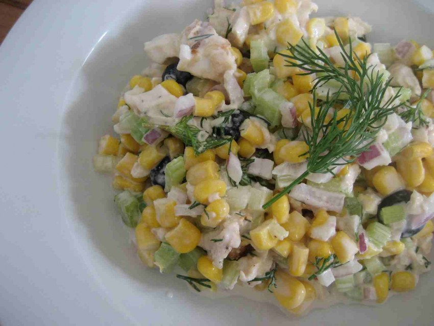 Салат с копчёной курицей и кукурузой