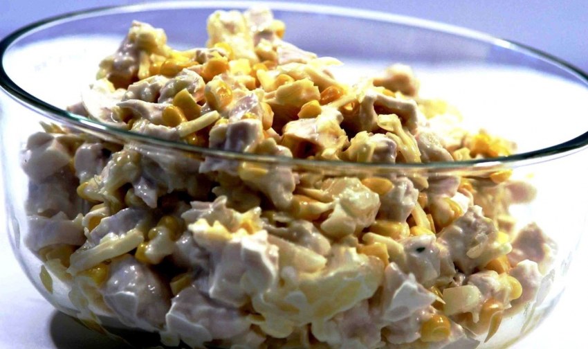 Салат с курицей и кукурузой