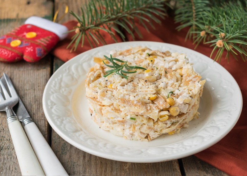 Салат с курицей грибами и кукурузой