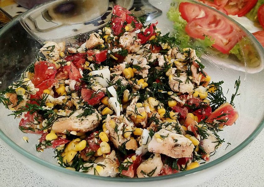 Салат ананас с курицей и сыром и грецкими