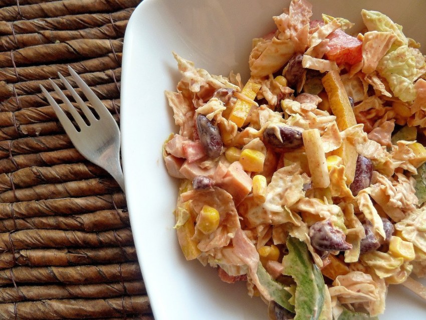 Салат с омлетными блинчиками и курицей