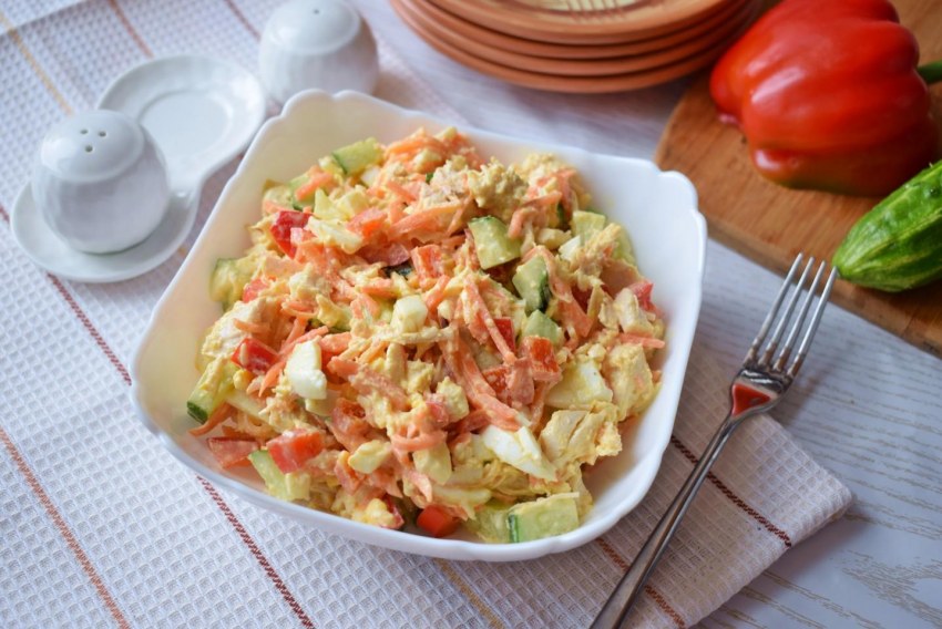 Салат из копчёной курицы с корейской морковкой и кукурузой