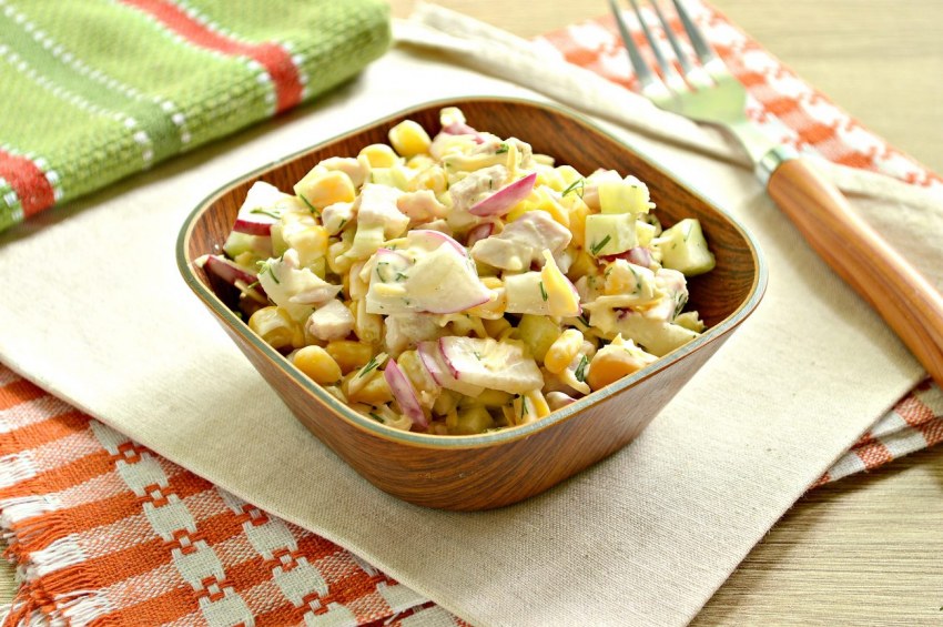 Салат с курицей и кукурузой