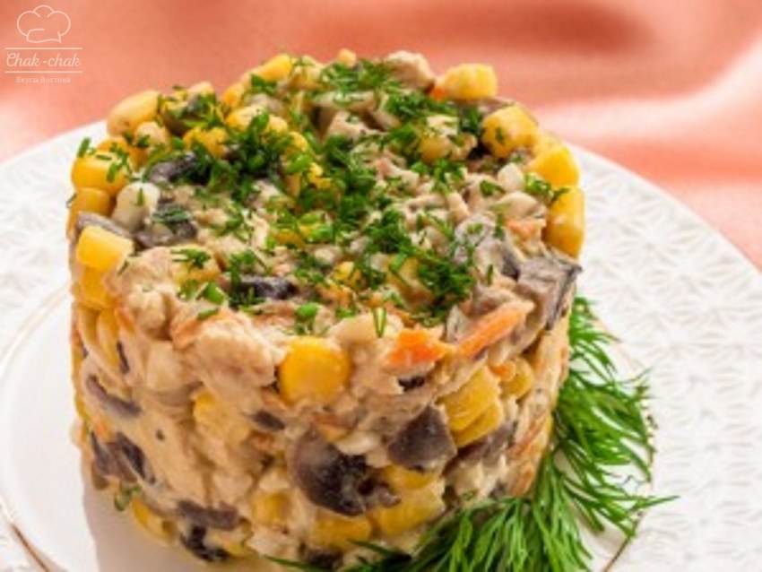 Салат с курицей и кукурузой и яйцом