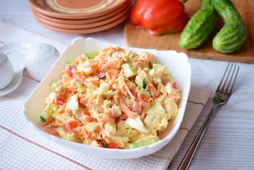 Салат с курицей и овощами