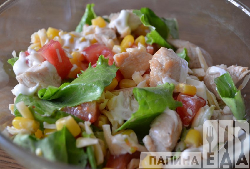 Салат с копчёной курицей и кукурузой