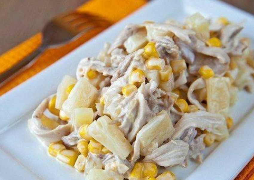 Салат с копчёной курицей и ананасами и пекинской капустой