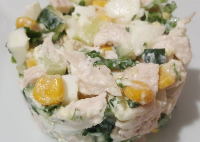 Салат с сухариками и кукурузой и курицей