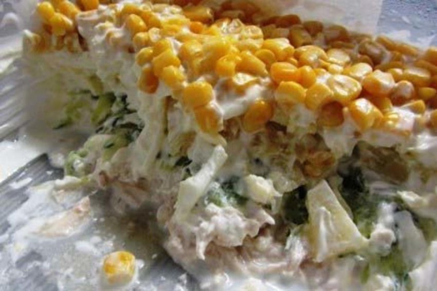 Салат с куриной грудкой и кукурузой и огурцом