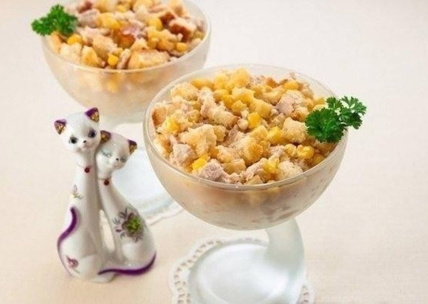 Салат куриная грудка с ананасом и кукурузой
