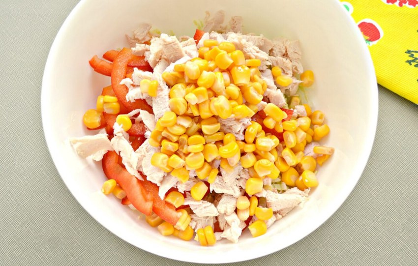 Салат с пекинской капустой и кукурузой и курицей и огурцом