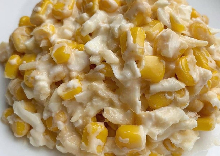 Салат с сухариками и кукурузой и колбасой