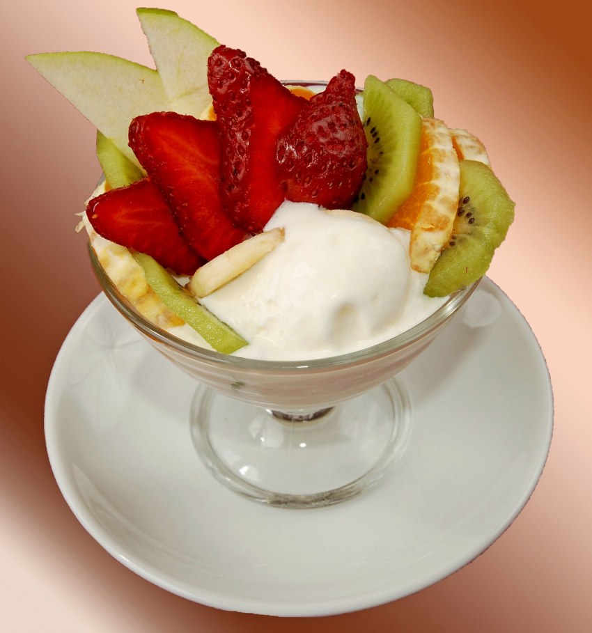 Яблоки печеные со сливками взбитыми