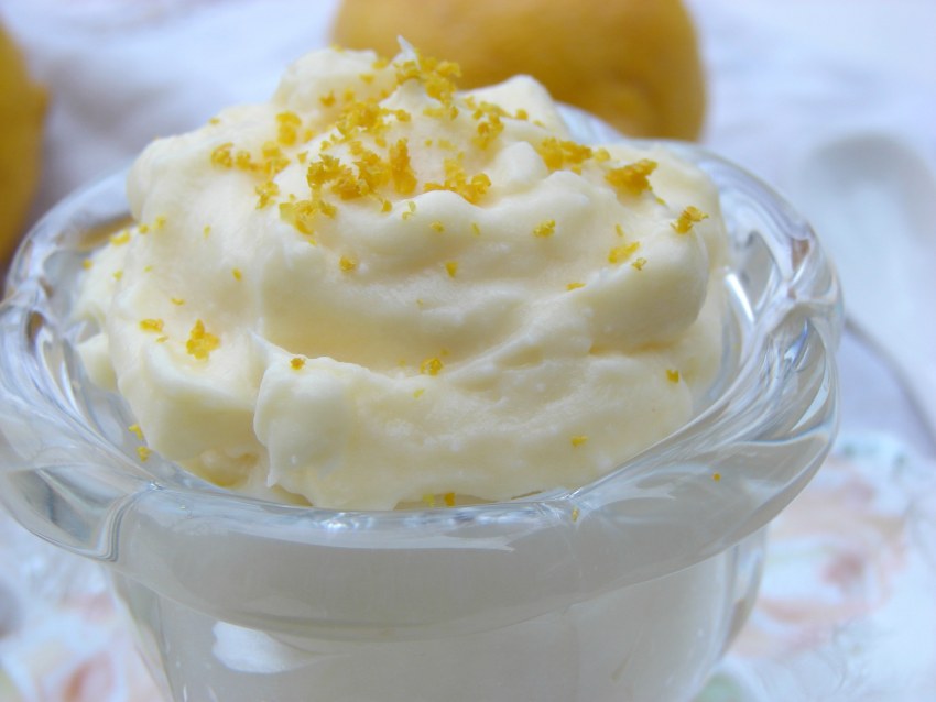 Вареные сливки с фруктами