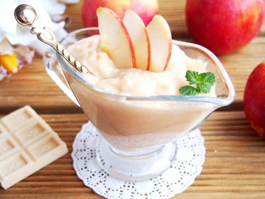 Шарлотка пышная с яблоками