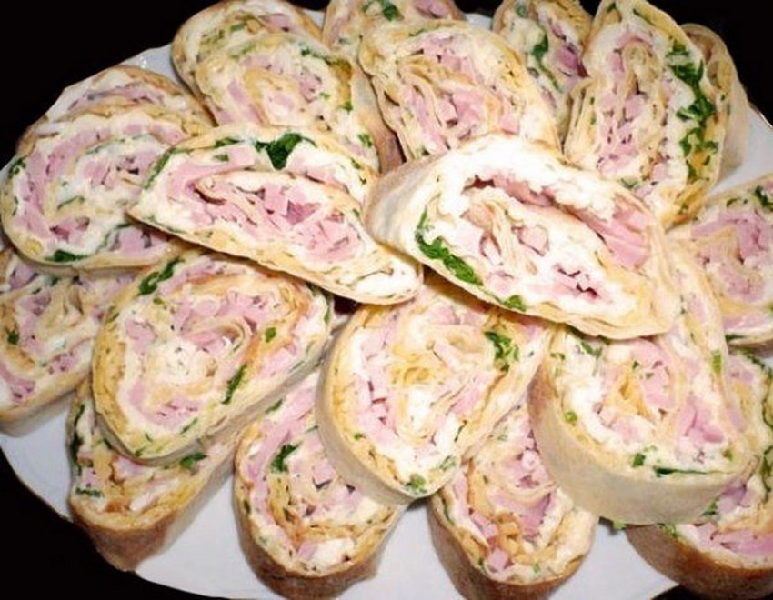 Рулетики из лаваша с крабовыми палочками и сыром и яйцом