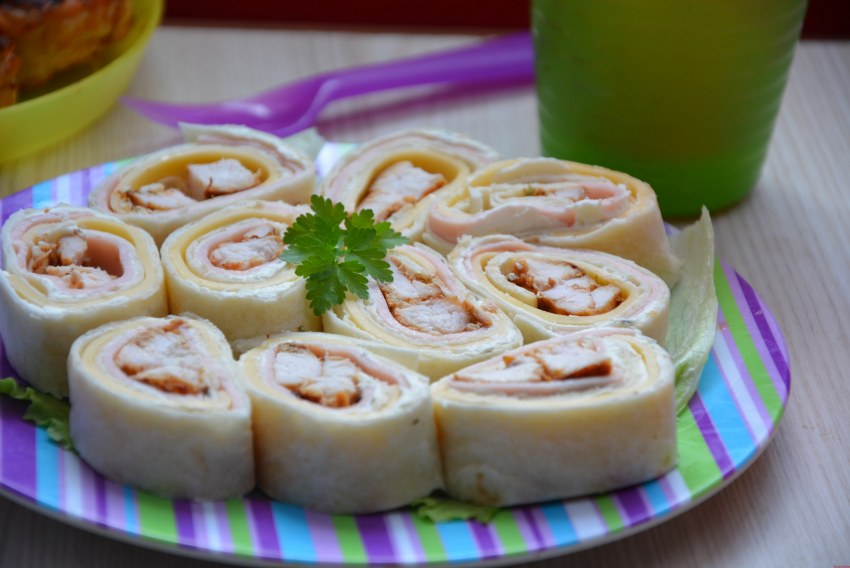 Рулетики из лаваша с ветчиной и сыром