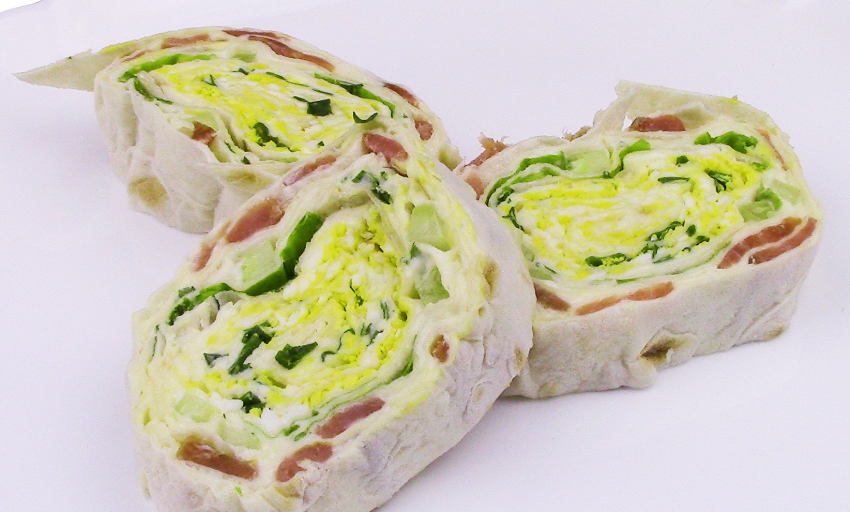 Рулет из лаваша с курицей и сыром и яйцом и зеленью