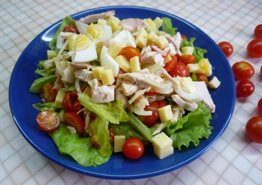Салат с курицей и сыром