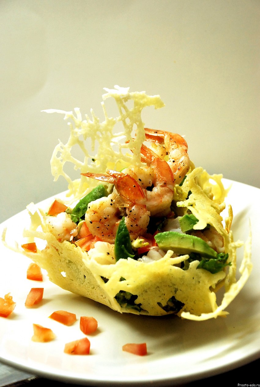 Салат в сырной корзинке