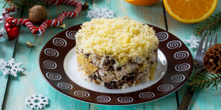 Салат с черносливом и курицей и грецкими орехами