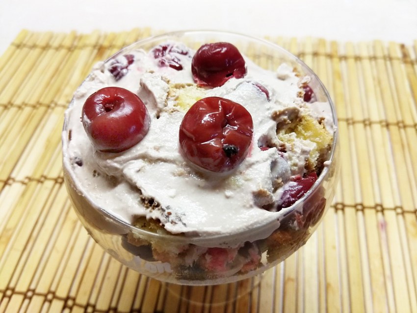 Творожный десерт с вишней