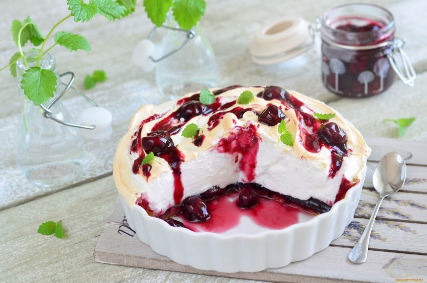 Творожный десерт с вишней