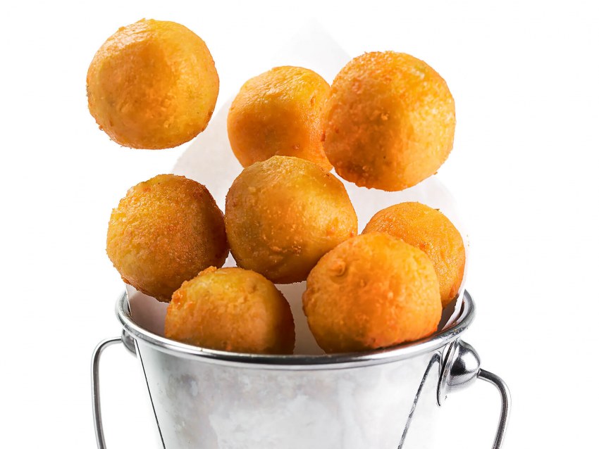 Картофельные шарики из пюре в панировке в духовке