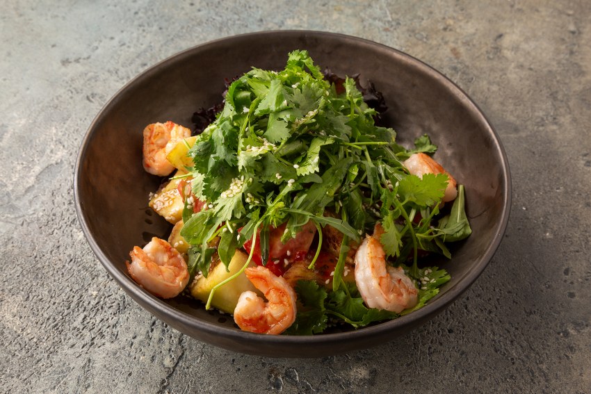 Салат с креветками и овощами гриль