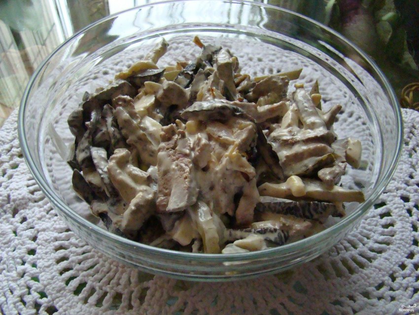 Салат грибной с печенью