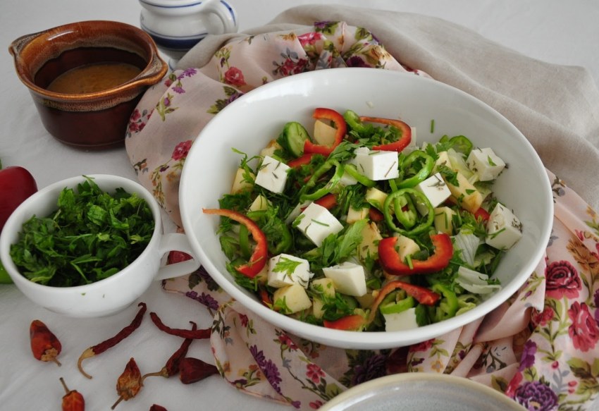 Салат из копченой грудинки и яиц с листьями зеленого салата