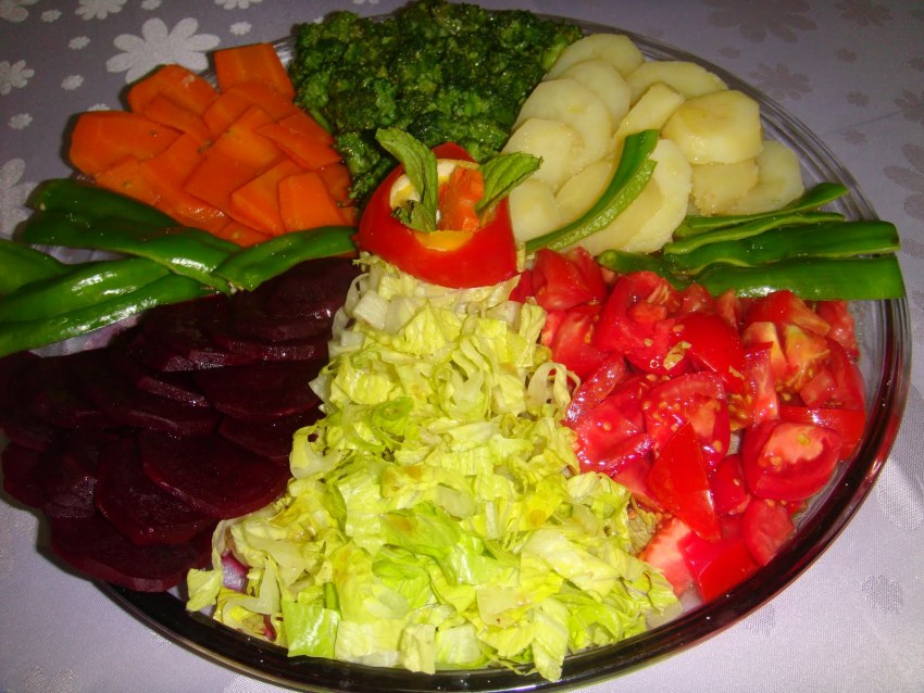 Готовка салата Цезарь