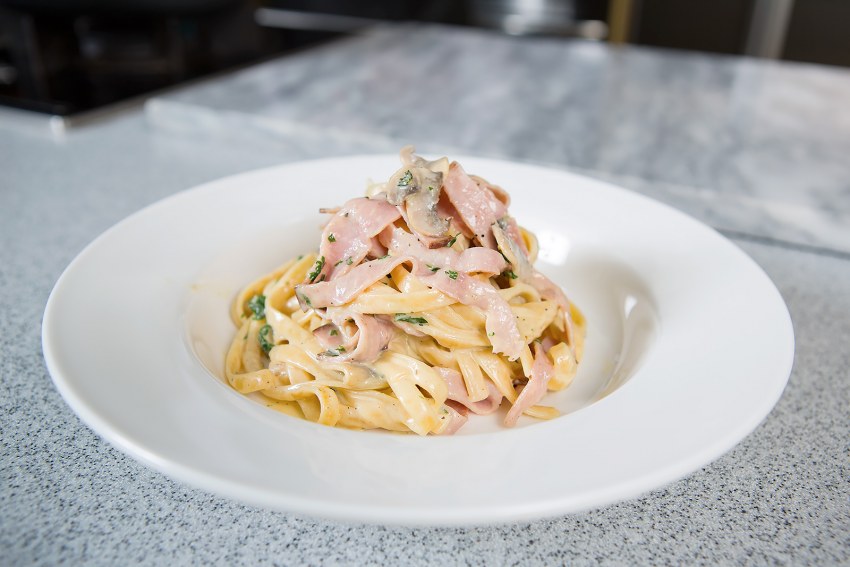 Феттучини с грибами и ветчиной