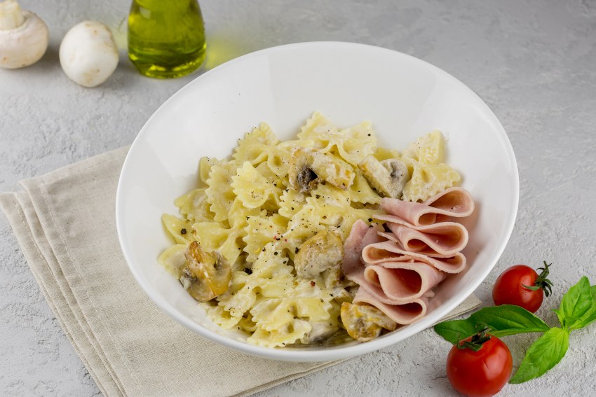 Феттучини с ветчиной и грибами в сливочном соусе с сыром