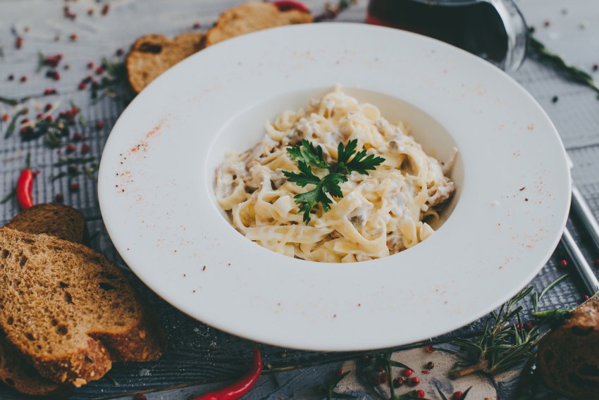 Макароны с ветчиной и грибами в сливочном соусе