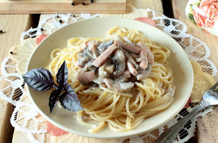 Феттучини с грибами и ветчиной