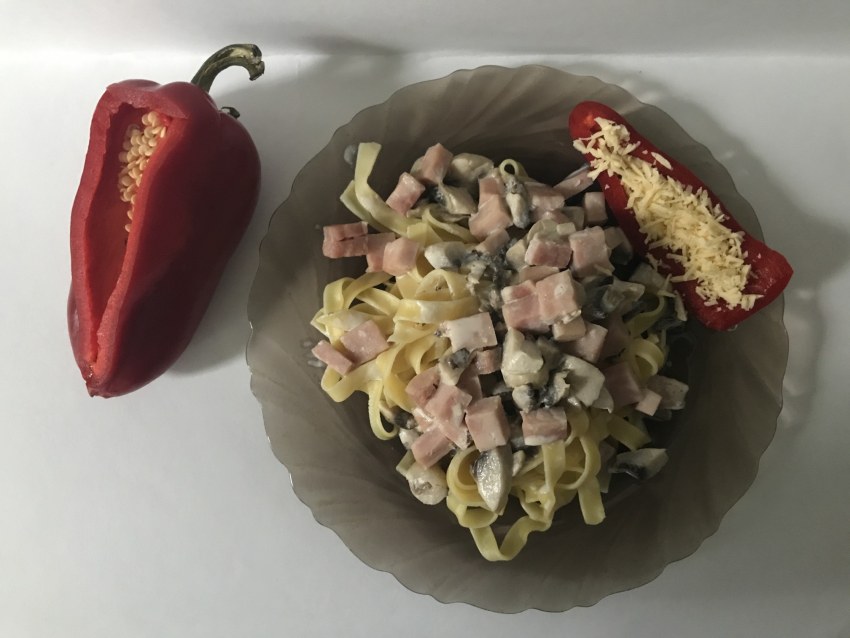 Макароны с ветчиной и грибами