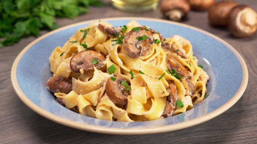 Феттучине с грибами и ветчиной