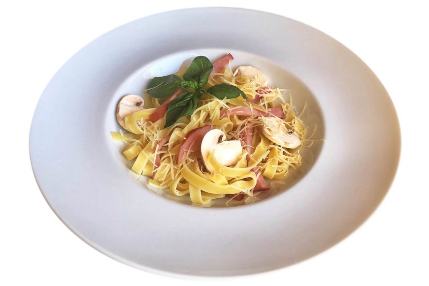 Фузилли с ветчиной и грибами