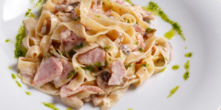 Фетучини с ветчиной и грибами