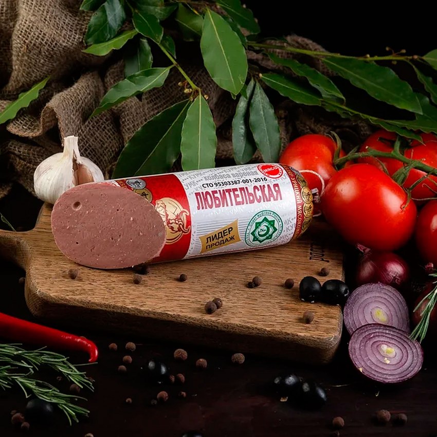 Краковская колбаса на белом фоне