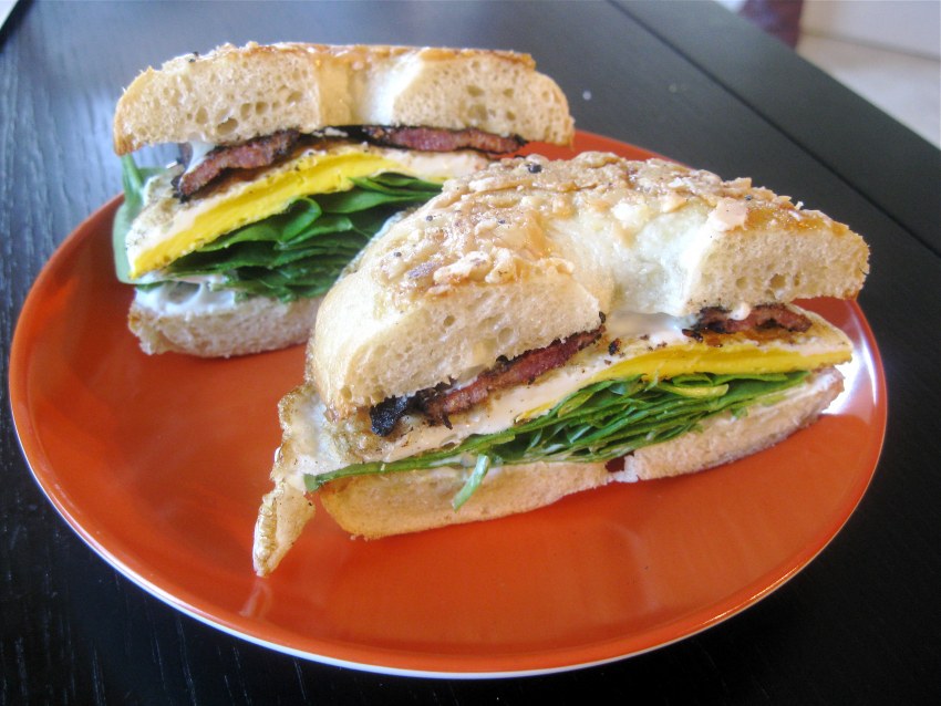 Бейгл с тунцом и помидором