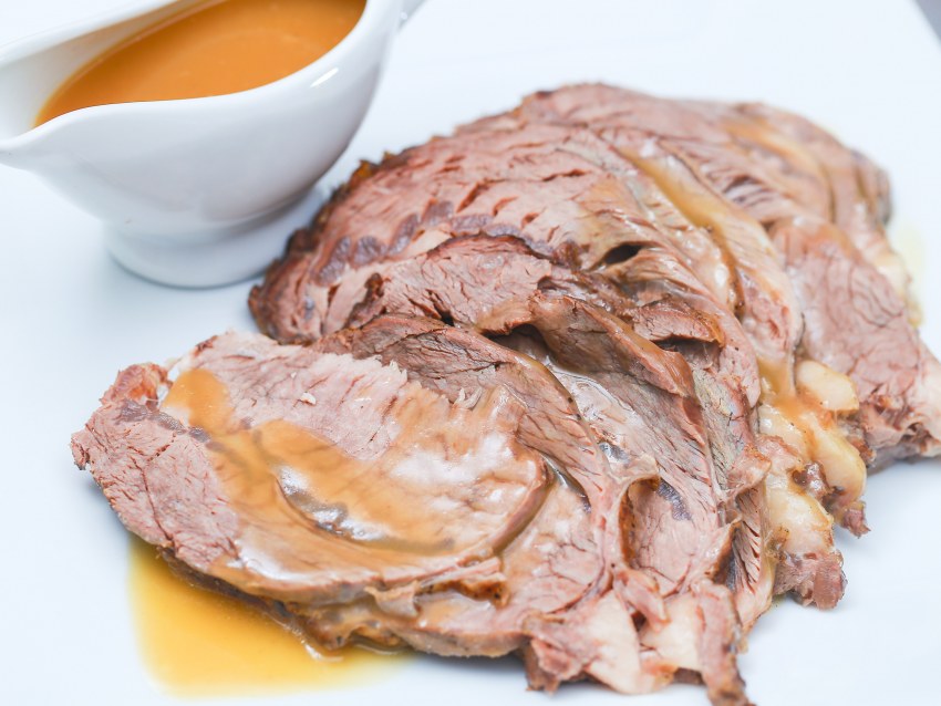 Запеченное бедро индейки с овощами