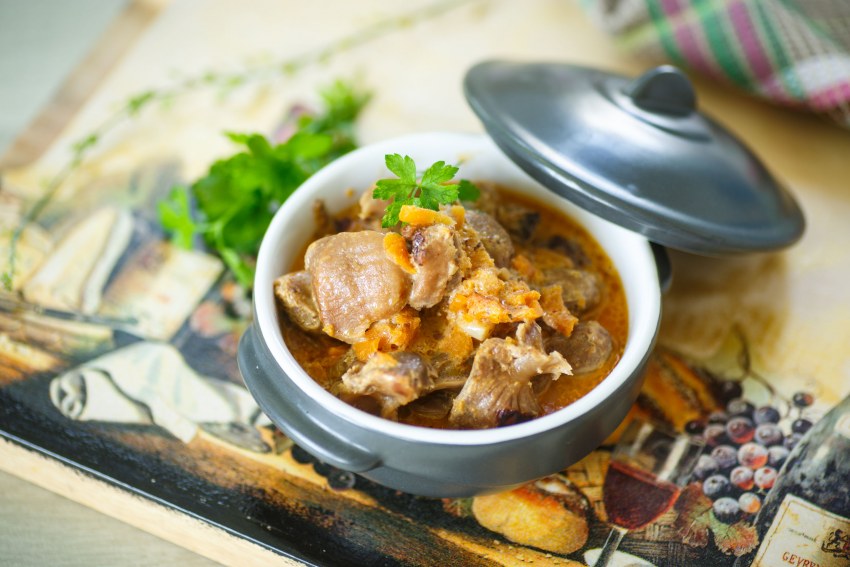 Куриные желудки томленые с овощами