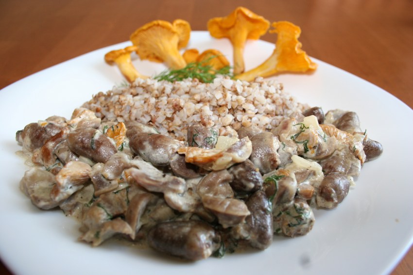 Куриные сердечки в сметане