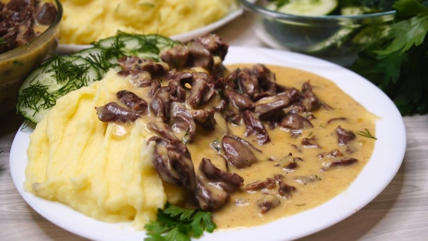 Куриные сердечки в сметане