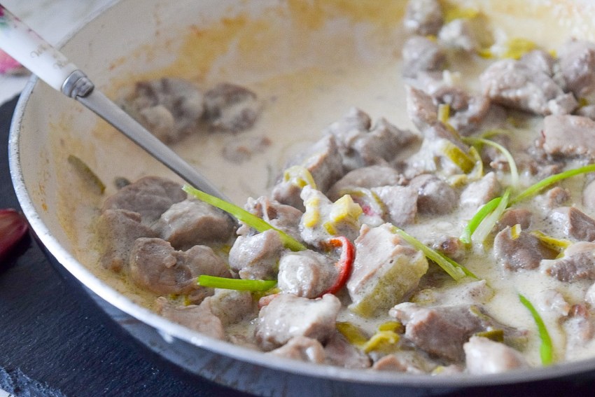 Куриные сердечки в сметане