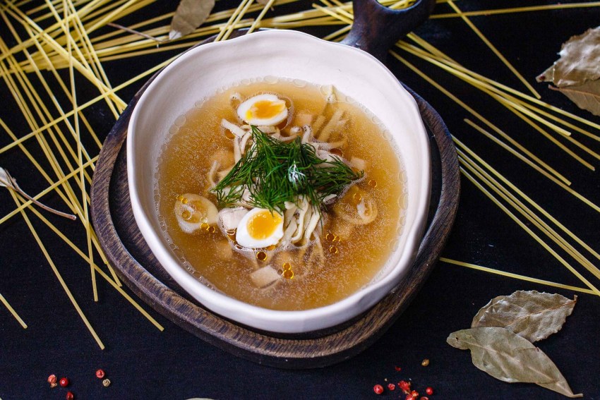 Куриный бульон с перепелиными яйцами