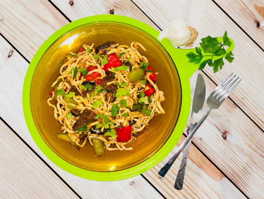 Лагман в белой посуде