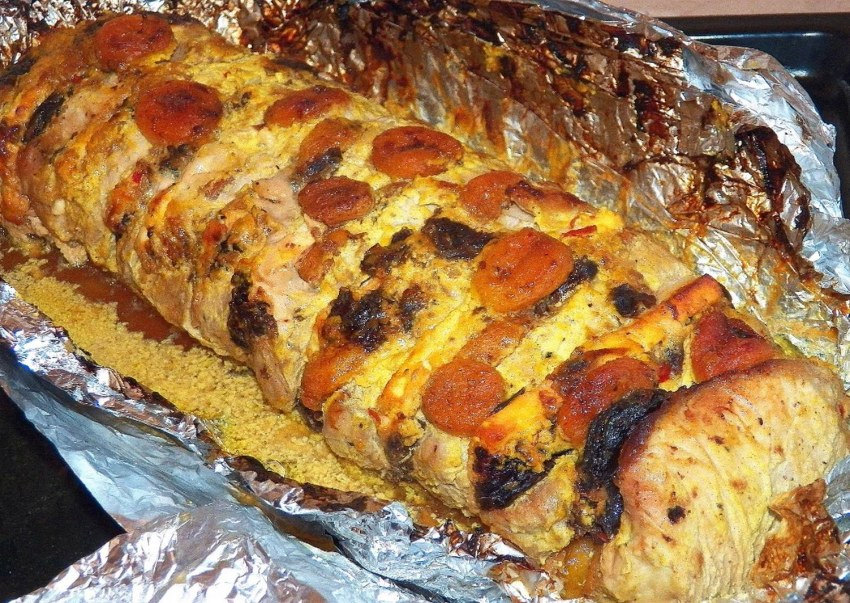 Свинина с сухофруктами в духовке